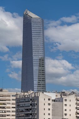Gökdelen asansörleri hızlı olmalı, çünkü istenen kata ulaşmak için çok fazla zaman harcamak gerekmiyor, ama aşırı hızlanma bayılmaya neden olabilir.