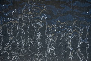 Sıvı suyun yoğunluğu çok stabil ve sıcaklık ve basınç değişiklikleriyle çok az değişiyor.