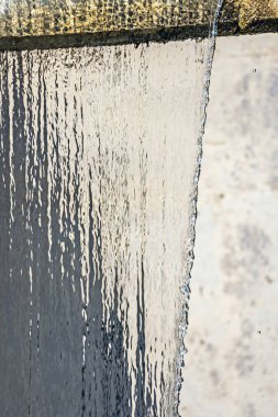 Büyük su yüzeyleri tarafından sunulan renk kısmen içsel renginden ve kısmen de gökyüzünün yansımasından kaynaklanır.