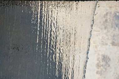 Su spektrumun geri kalanındaki ışığı güçlü bir şekilde emerek ultraviyole radyasyon 2 'ye karşı koruma sağlar.