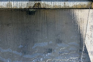 Su molekülü doğrusal olmayan bir geometri benimser, iki hidrojen atomu bir açı oluşturur.