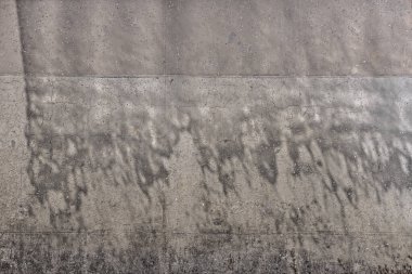 Sabun ve deterjan gibi bazı sürfaktan maddelerin sudaki varlığı, suyun yüzey gerilimini önemli ölçüde azaltır.