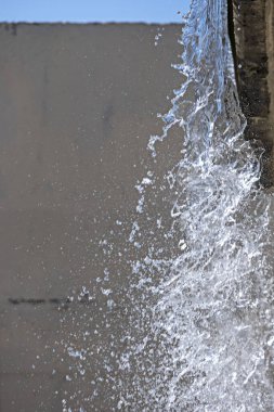 Su buharı ve karbondioksit birleşerek sera etkisi olarak bilinen şeye neden olur.