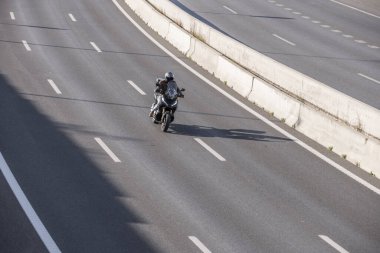 Motosikletçinin sürüş pozisyonu insan vücudunun şekline ve motorsikletin geometrisine bağlıdır.