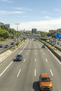 Yollar, giriş ve çıkış yolları bu amaç için işaretlenmiştir. Şehir otoyolları da tanıma dahil