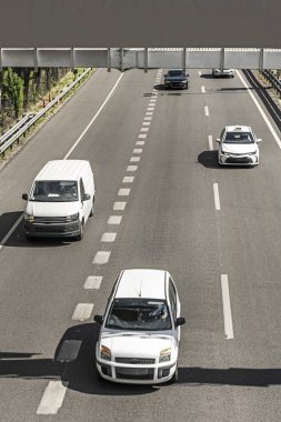 Karayolları, iki şerit trafik, her yön için bir şerit, geniş bir arazi şeridi ya da koruyucu çitler tarafından birbirinden ayrılmıştır.