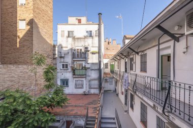 Mahallenin iç avlusunda tek tek evleri ve metal balyaları olan merdivenleri var.