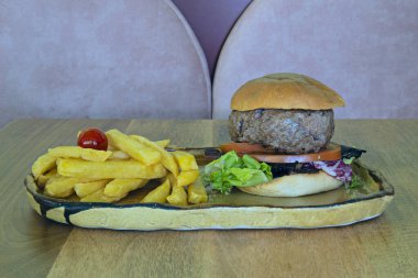 Sığır eti ya da sığır eti ve domuz eti karışımı gibi kaliteli et.