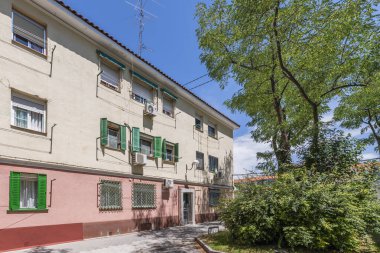 Doğal elementlere ve zaman taleplerine karşı dirençli olmalı.