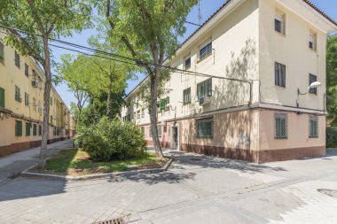 Dış cepheye entegre edilmiş kanallar, su kanalları ya da havuzlar gibi unsurları içerirler.