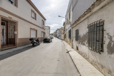  Dış cephelerde pervazlar, kabartmalar, heykeller gibi dekoratif unsurlar bulunabilir.