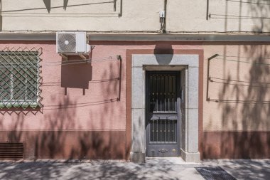 Ön cephelerde sönmüş ışıklar, sokak lambaları veya ön cepheye entegre lambalar gibi aydınlatma unsurları yer alabilir