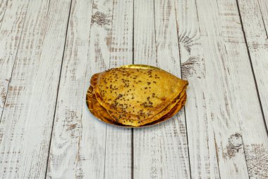  Tipik Şili böreği, peynirli, sucuklu ve soğanlı.