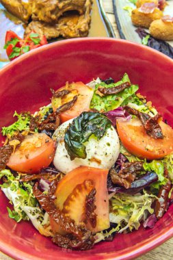 Marul: pek çok salatanın temeli, çıtır çıtır ve taze bir dokunuş sağlar..