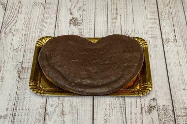 Bu, çikolatalı pastaya kremalı bir doku ve tat vermek için kullanılabilir.