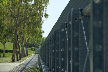 Çiçekler, süs bitkileri ve oturma alanlarını kapsayan küçük ya da orta büyüklükte bir bahçe.