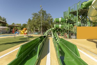  Tırabzanlar, güvenli merdivenler ve kazaları önlemek için kaydırağın etrafında uygun bir iniş alanı.