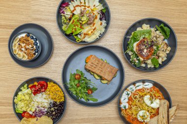 Dışı çıtır çıtır bir dokuya, içi de erimiş sıcak bir tas için pişerken, tepsisinin üzerinde ağır bir şey olan panini tabakası kullanın.