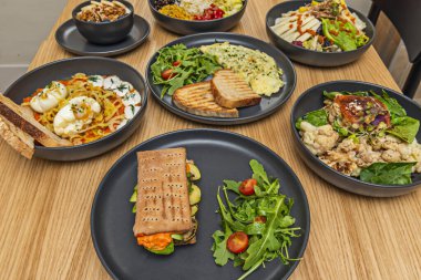  Hardal, mayonez, pesto, vinaigrette ya da panini 'nize daha fazla tat verecek diğer soslar gibi baharatlar eklemeyi unutmayın. 2