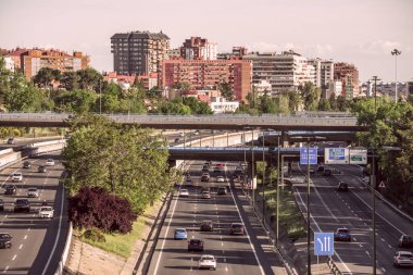 Araba sürmek yoldaki araç sayısını azaltmak için harika bir yol, böylece trafik sıkışıklığını azaltmış oluyoruz.