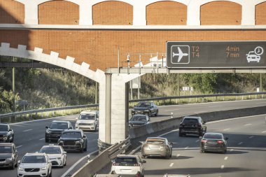 Trafiğin yoğunlaşmaması için yolculuklarını önceden planlamaya çalış. Mümkünse, en yoğun trafik yoğunluğundan kaçınmak için programınızı ayarlayın.