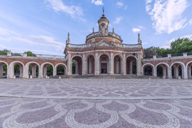 Bir kaldırım taşı caddesi ve anıtsal bir bina, Madrid, Aranjuez kraliyet sahasında kemer ve geçitleri olan eski bir inşaat alanı.