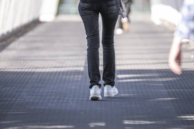 Şehrin telaşına ve gürültüsüne rağmen, kamu alanlarını paylaşan insanlar arasında bir topluluk ve bağlantı duygusu var.