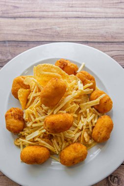 İspanyol kroketleri İspanya 'da çok popülerdir ve genellikle barlarda ve restoranlarda aperatif olarak sunulurlar.