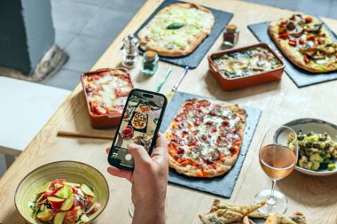 Aşk ve güzel yemeklerle dolu bir masada paylaşılan anılar ve anlar.