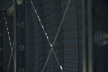 Bunlar çoğunlukla inşaat sahalarında, spor etkinliklerinde, konserlerde, festivallerde ve diğerlerinin yanında, uzayın düzenini ve güvenliğini sağlamak için kullanılır.