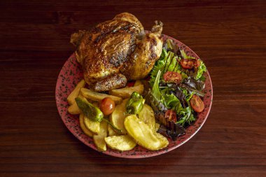 Biberiye, kekik ve sarımsak gibi aromalı lezzetli bir limon ızgara tavuk.