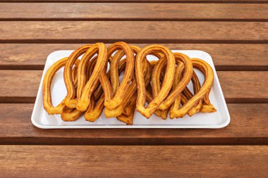 Churros un, su, tuz ve şekerden yapılan tatlı bir hamur türüdür. Hamur torbasına konur. 
