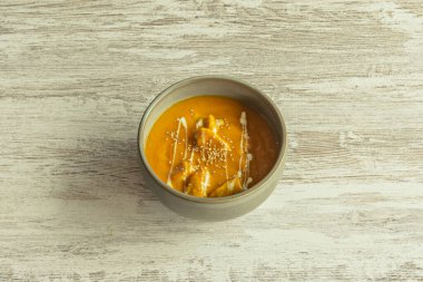 Gri bir porselen kasede Hint usulü mango ve tavuk.