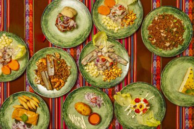 Ceviche çeşitli şekillerde sunulur, genellikle derin bir tabakta ve avokado dilimleri, daha fazla acı biber ve hatta fındık ile süslenir.