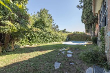 Yüksek ısıda sotelenmiş pilavdan ve yeşil soğan, Çin kökü gibi sebzelerle tavada çok hızlı bir şekilde sotelenmiş pirinçten oluşur., 