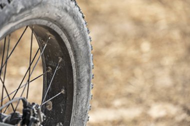 Dağ bisikletleri pedal çevirmeye yardımcı olan elektrikli bir motorla donatılmıştır.