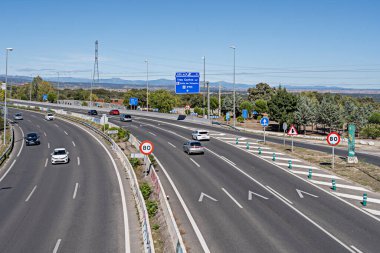 Genellikle trafiğin her iki tarafında birden fazla şeritleri vardır, bu da daha fazla araç akışına olanak sağlar..