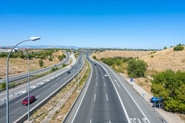 Otoyollar ve araçlar birbirine yakın iki elementtir, günlük hayatımızın bir parçası ve birçok şehir ve ülkenin yol altyapısını oluştururlar.