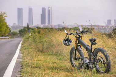 Dağ bisikletleri pedal çevirmeye yardımcı olan elektrikli bir motorla donatılmıştır.