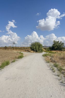 Bulutlar karada hareket eden gölgeler yaratıyor. Manzaraya dinamizm katan bir ışık ve gölge oyunu yaratıyor.