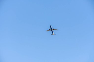 Uçak içi kabinlere ayrılır, yolcu kabini, kargo kabini ve uçuş güvertesi de dahil.