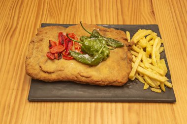 Cachopo 'da koricero biberi kullanılırsa tatlı bir dokunuş ve baharatlı bir dokunuş verirler.