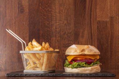 Tavuğun tadı daha hafif ve daha narindir. Bu da daha çeşitli malzeme ve soslarla karıştırılmasına olanak sağlar.