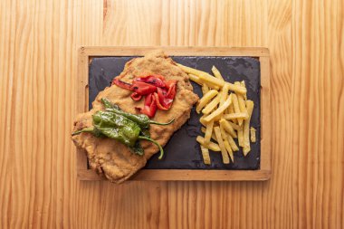  Cachopo, Serrano jambonu ve peynirle doldurulmuş iki biftekli bir yemektir.