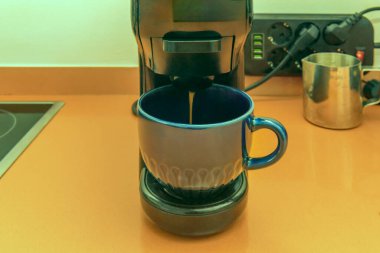 Kahvenin coğrafi kökeni, iklim koşulları ve toprak bitkinin gelişimini etkilediği için, tadını etkiler.