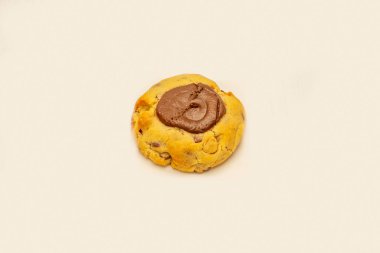  Tereyağlı, çikolata aromalı, vanilya, tarçın ya da fındık gibi diğer tatları da içermelerine rağmen baskın.