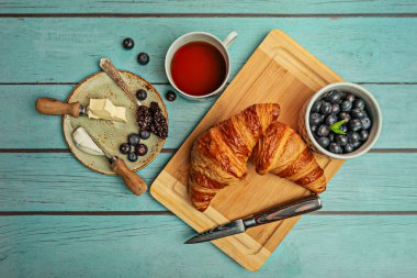 Jambon ve peynir: Klasik ve lezzetli bir kombinasyon, daha sağlam bir kahvaltı için ideal.