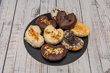 Şekere farklı bir dokunuş vermek için tarçın, vanilya ya da limon tadı ekleyebilirsiniz.