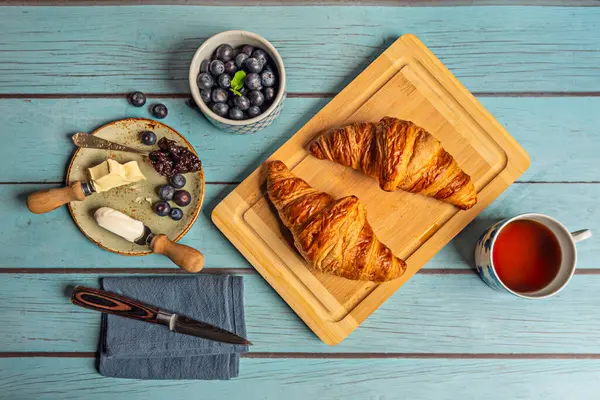 Tereyağı A klasiği kruvasanın tadını arttırır ve yumuşak, kremsi bir doku sağlar.