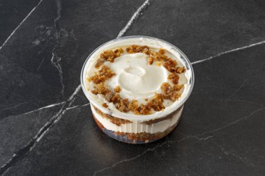 Pastalar genellikle tatlı, tereyağı kreması veya krema ile süslenmiş özenle hazırlanmış tatlılardır ve çeşitli katmanlarda sünger keki ve dolgu malzemesi bulunabilir.